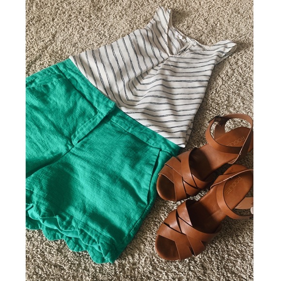 Scallop edged Linen Green Shorts - Picture 3 of 7